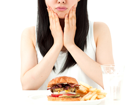 ストレスやダイエットが原因でドライマウスにかかる若い女性が増加